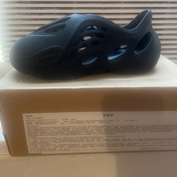 Yeezy foam indigo blue size 2. In great conditionused box included